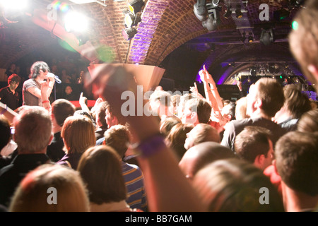 I ciarlatani suonare dal vivo nel bar di coalizione durante il Brighton il grande festival di Escape Foto Stock