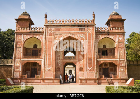 La porta principale di accesso all'Itimad-ud-Daulah, Agra, Uttar Pradesh, India Foto Stock