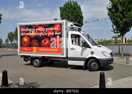 Supermercato Sainsburys consegna van parcheggio fino a rendere la consegna a domicilio di shopping alimentare Foto Stock