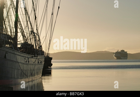 Legno formazione vela Tall Ship ormeggiato a Hobart in Tasmania Australia come Diamond Princess nave da crociera appare sul fiume Derwent Foto Stock