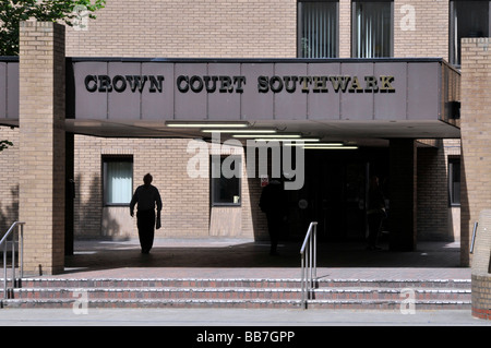 Insegna Crown Court Southwark e edificio in mattoni costruito con la silhouette dell'uomo e il baldacchino d'ingresso designato come un centro per le frodi gravi Londra Inghilterra Regno Unito Foto Stock