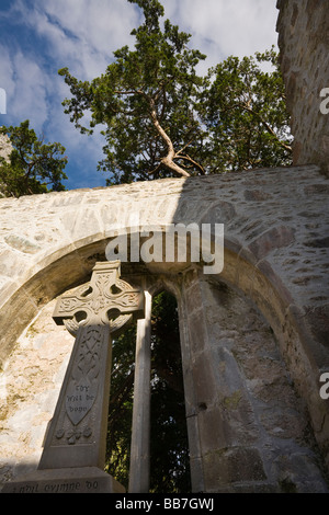 Abbey Croce: sia fatta la Tua volontà. Una grande croce celtica inscritto " sia fatta la tua volontà " nella finestra anteriore di questa casa Muckros abbey Foto Stock