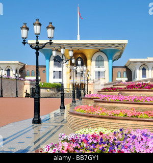 Il Muscat Oman opulento Al Alam sultani Palace e fiori colorati posti letto Foto Stock