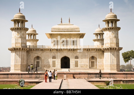 Il Itimad-ud-Daulah mausoleo, noto anche come il bambino Taj, Agra, Uttar Pradesh, India Foto Stock