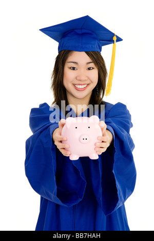 Asian adolescente molto entusiasti di graduazione su sfondo bianco Foto Stock