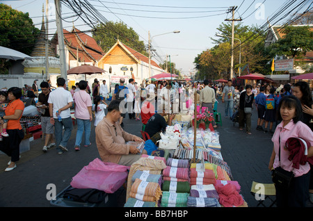 Chiang Mai a piedi di strade che mostra i numerosi stand della Thailandia Foto Stock