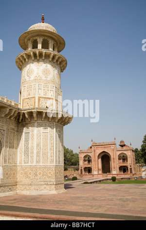 Una delle quattro torri di Itimad-ud-Daulah mausoleo, noto anche come il bambino Taj, Agra, Uttar Pradesh, India Foto Stock