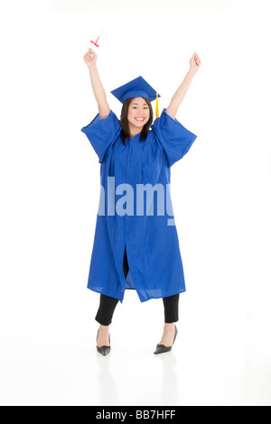 Asian adolescente molto entusiasti di graduazione su sfondo bianco Foto Stock