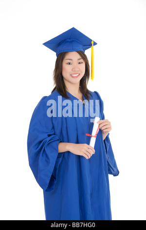 Asian adolescente molto entusiasti di graduazione su sfondo bianco Foto Stock