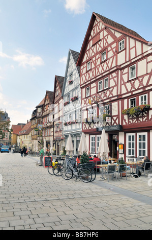 Strada principale con una fila di semi-case con travi di legno, Ochsenfurt, Franconia, Baviera, Germania Foto Stock