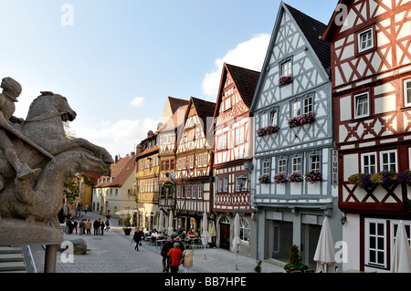 Strada principale con una fila di semi-case con travi di legno, Ochsenfurt, Franconia, Baviera, Germania Foto Stock