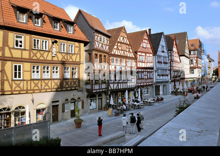 Strada principale con una fila di semi-case con travi di legno, Ochsenfurt, Franconia, Baviera, Germania Foto Stock