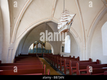 Appendere nave alla Chiesa. Un grande goletta a vela completamente truccate appeso come un promemoria della importanza di spedizioni in Dalby Aeroporto Foto Stock