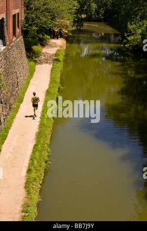 WASHINGTON DC USA Runner su C&O Canal percorso di traino in Georgetown Foto Stock