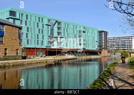 Il Regents Canal Mile End towpaths con la Queen Mary University di Londra al fianco di edifici Foto Stock