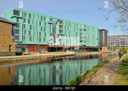 Il Regents Canal Mile End towpaths con la Queen Mary University di Londra al fianco di edifici Foto Stock