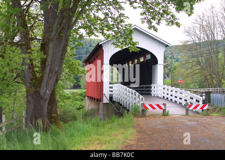 Currin coperto ponte sopra il fiume di riga di un traliccio di Howe ponte costruito in Cottage Grove Oregon Foto Stock