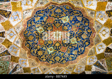 Colorato soffitto nel Itimad-ud-Daulah mausoleo, noto anche come il bambino Taj, Agra, Uttar Pradesh, India Foto Stock