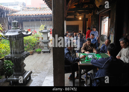 La popolazione locale gioca mahjong presso la sala ancestrale in Quanzhou, Fujian, Cina. 2009 Foto Stock