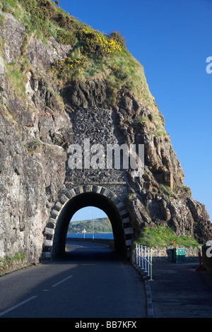 L'A2 causeway percorso costiero coast road passa attraverso il nero arch blackcave al di fuori del tunnel Larne nella contea di Antrim Irlanda del Nord Regno Unito Foto Stock