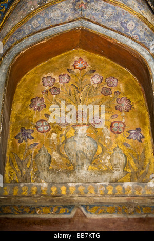 Pareti dipinte in Itimad-ud-Daulah mausoleo, noto anche come il bambino Taj, Agra, Uttar Pradesh, India Foto Stock