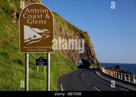 Costa di Antrim e glens segno sulla A2 causeway percorso costiero coast road passa attraverso il passaruota neri al di fuori di Larne Foto Stock