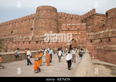 I turisti al di fuori del Amar Singh Pol entrata a Agra Fort, noto anche come Red Fort, Agra, Uttar Pradesh, India Foto Stock