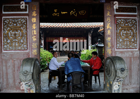 La popolazione locale gioca mahjong presso la sala ancestrale in Quanzhou, Fujian, Cina. 2009 Foto Stock