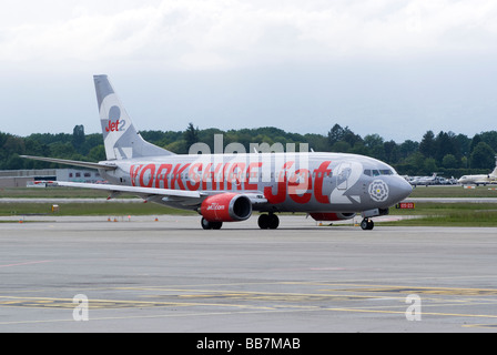 Getto 2 Boeing 737-377 G-CELB aereo di linea in rullaggio a aeroporto di Ginevra Svizzera Geneve Suisse Foto Stock