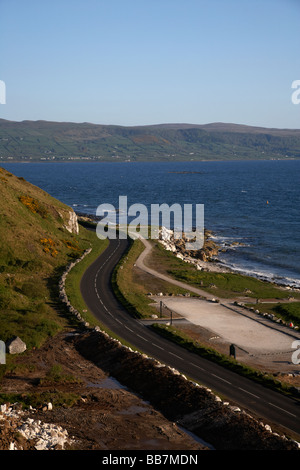 Tortuoso tratto della A2 causeway percorso costiero coast road County Antrim Irlanda del Nord Regno Unito Foto Stock