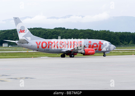 Getto 2 Boeing 737-377 G-CELB aereo di linea in rullaggio a aeroporto di Ginevra Svizzera Geneve Suisse Foto Stock