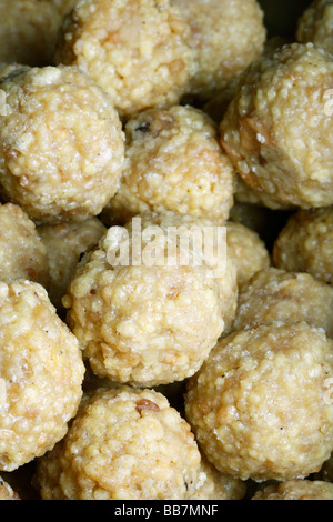 Laddu o laddoo è un popolare dolce da paesi asiatici del sud. Di solito è preparato sul festival. Foto Stock