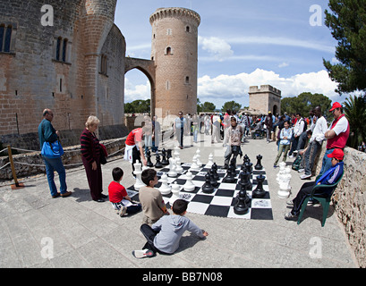 Le persone che giocano a scacchi nel torneo outdoor Castello Bellver Palma Mallorca Spagna Spain Foto Stock