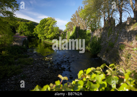 Glenarm river con Glenarm Castle pareti County Antrim Irlanda del Nord Regno Unito Foto Stock