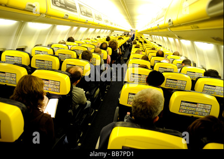All'interno di aeromobili interni di compagnie aeree con i passeggeri della compagnia aerea di bilancio Foto Stock