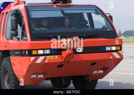 Un rosso luminoso camion dei pompieri accelerando lungo la strada della catenaria a aeroporto di Ginevra Svizzera Geneve Suisse Foto Stock