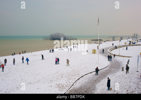 Brighton nella neve con Molo Ovest in background Foto Stock