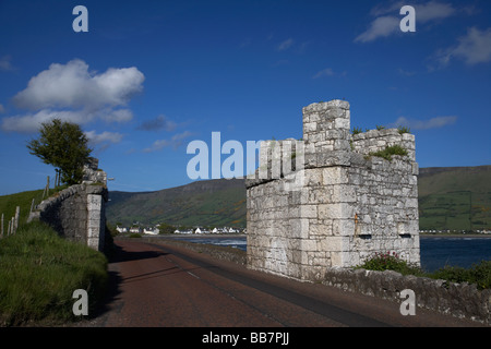 L'A2 causeway percorso costiero coast road passa attraverso il calcare vecchio ponte della ferrovia glenariff County Antrim Irlanda del Nord Regno Unito Foto Stock