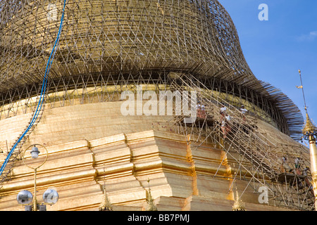 Lavoratori restorating Shwedagon Paya. Yangon. Myanmar Foto Stock