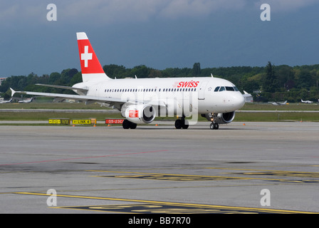 Swiss International Air Lines Airbus A319-112 HB-IPV aereo di linea in rullaggio a aeroporto di Ginevra Svizzera Geneve Suisse Foto Stock