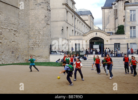 Studenti francesi, riproduzione di partita di baseball, Lycee Charlemagne, Quartiere di Marais, Parigi, Francia Foto Stock