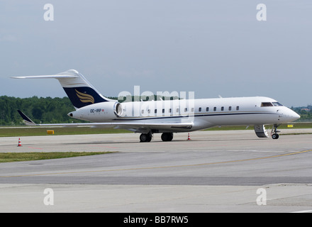 Bombardier BD-700-1A10 Global Express Business Jet OE-GIV al supporto remoto all'Aeroporto di Ginevra Svizzera Geneve Suisse Foto Stock