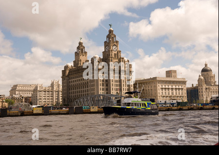 Liverpool skyline con ferry boat Foto Stock