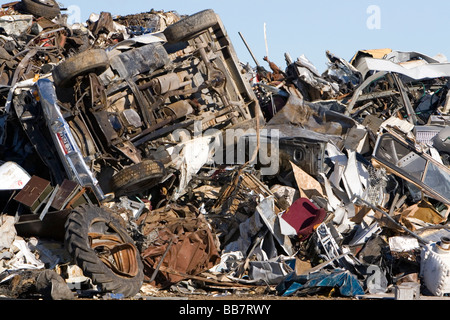 Un mucchio di rottami metallici comprendenti un automobile di posta indesiderata al Pacific Acciaio e centro di riciclaggio a Elmore County Idaho Foto Stock