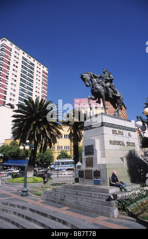 Statua del Generale Antonio José de Sucre (uno della Bolivia di fondatori e secondo presidente) e grattacieli, La Paz, Bolivia Foto Stock