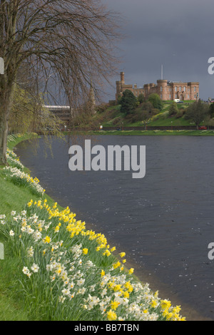 Inverness Fiume Ness guardando a nord verso il castello di Highland Regione Scozia Aprile 2008 Foto Stock