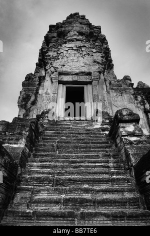 Una torre del cortile interno a Angkor Wat vicino a Siem Reap, Regno di Cambogia. Foto Stock