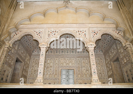 Archi all'interno Diwan-i-Am, sala del pubblico, al Forte di Agra, noto anche come Red Fort, Agra, Uttar Pradesh, India Foto Stock