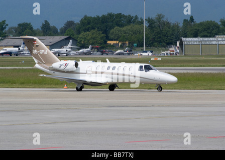 Cessna 525B Citation Jet Cj3 Business Jet OE-gru in rullaggio a aeroporto di Ginevra Svizzera Geneve Suisse Foto Stock