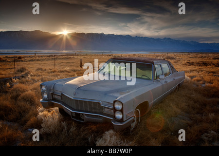 Automobile Cadillac abbandonata in campo vicino a Mount Whitney, Keeler vicino a Lone Pine, California USA Foto Stock